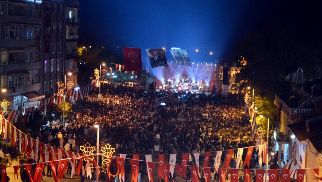 IŞIKLAR ` EY BÜYÜK ATATÜRK NE SENDEN VAZ GEÇERİZ NE ESERİNDEN `