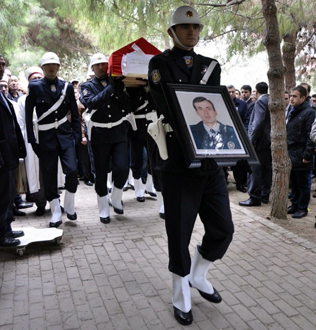 ABDULLAH AYAZLI GÖZ YAŞLARI İLE UĞURLANDI