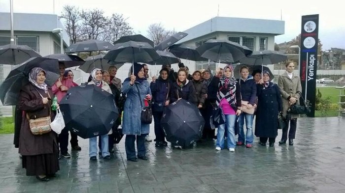 AK KADINLAR “ŞİDDET Mİ? ASLA” SLOGANI İLE İSTANBULDA BULUŞTU