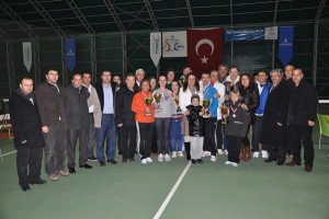 Kış Dönemi Tenis Şampiyonları Kupasını Aldı