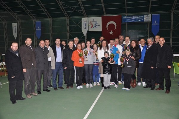 Kış Dönemi Tenis Şampiyonları Kupasını Aldı