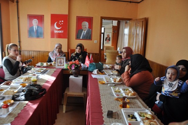 Saadet Partisi’nden Bayan Gazetecilere Kahvaltı