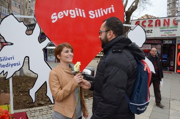 Sevdiğinize Bir Çiçek’de Işıklar’dan