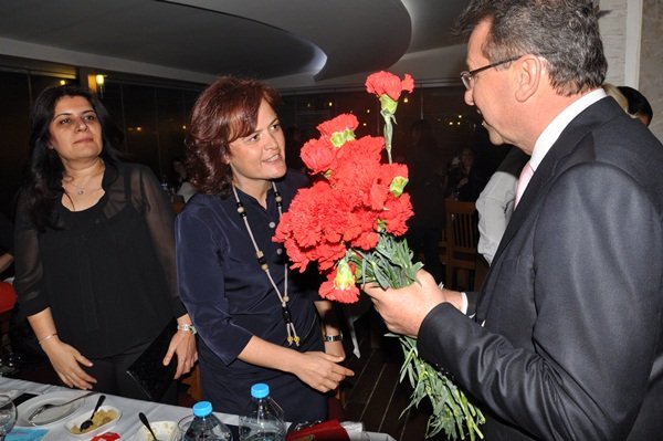 AK PARTİ Heyeti Kadınlar Gününü Karanfillerle Kutladı