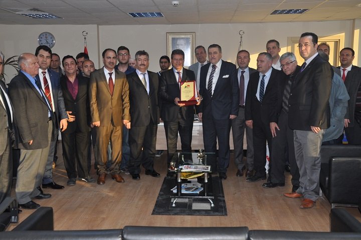 İş adamlarından Tahir Sert’e anlamlı plaket