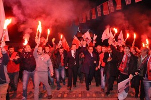 Işıklar: Biz yaparız, onlar ancak vadeder