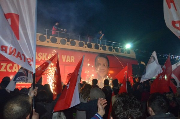 Işıklar: Binlerce Özcan size feda olsun