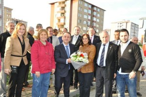 Birlik Sitesi sakinleri Işıklar’ı çiçeklerle karşıladı