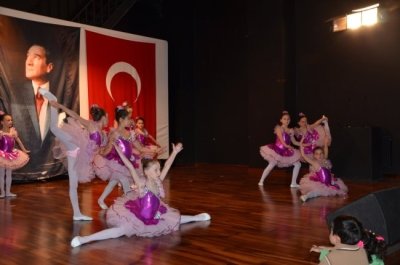 İzleyiciler Minik Balerinleri Alkışlamaya Doymadı