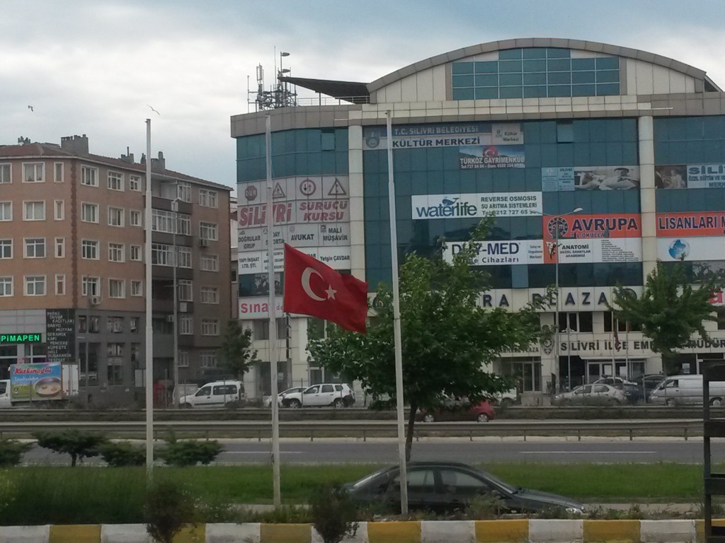 Silivri’de Bayraklar Yarıya İndirildi