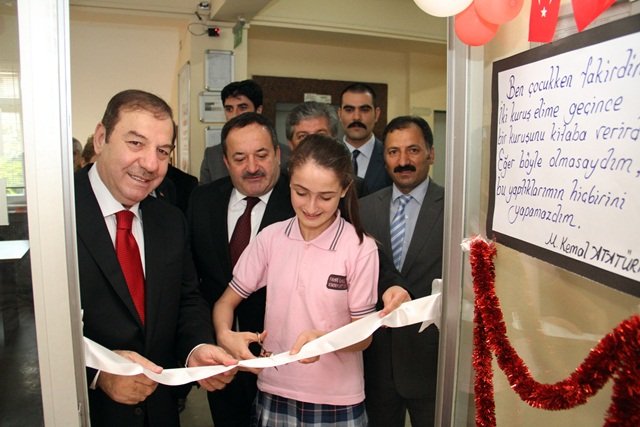 İlçe Protokolü Kütüphane Açılışı Yaptı