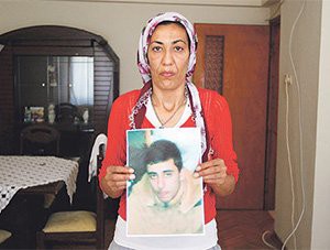 Kaybolan Oğlunun Yolunu Gözlüyor