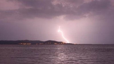 Marmara Adası’na Yıldırım Düştü