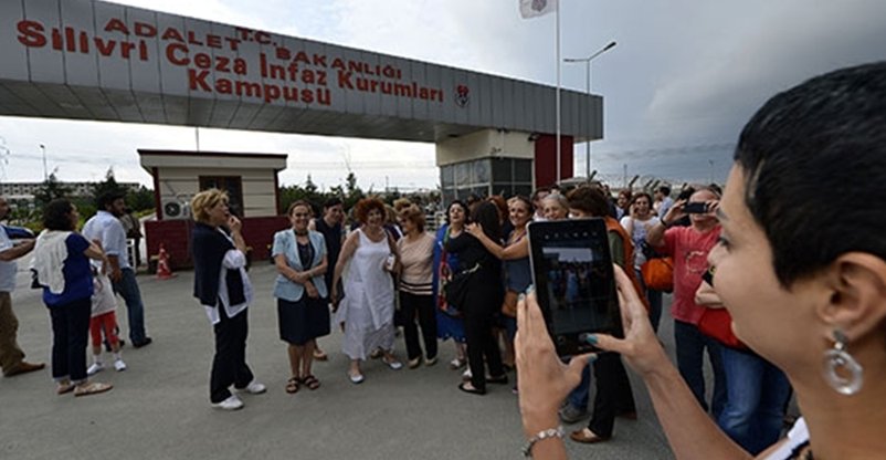 Silivri Cezaevi Önünde Ailelerin Tahliye Sevinci