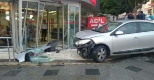 Hızını Alamayınca Hastanenin Giriş Kapısına Çarptı