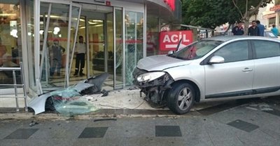 Hızını Alamayınca Hastanenin Giriş Kapısına Çarptı