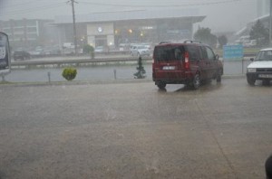 Çorlu’da Dolu Yağışı Hayatı Felç Etti