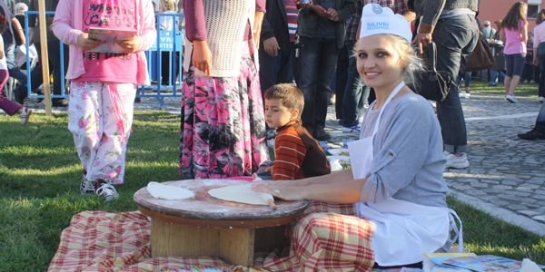 Silivrili Kadınlar 700 Tepsi Börek Yaparak Hünerlerini Sergiledi