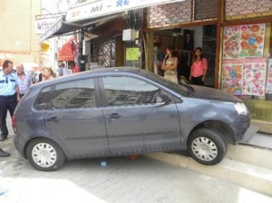 Kadın Sürücü Aracını Park Etmek İsterken Kaza Yaptı