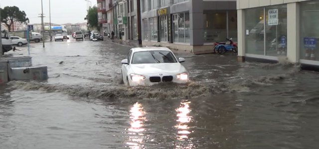 Silivri’de şiddetli yağmur yolları göle çevirdi