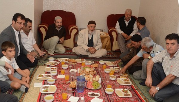 Başkan İmamoğlu Yer Sofrasında Oruç Açtı