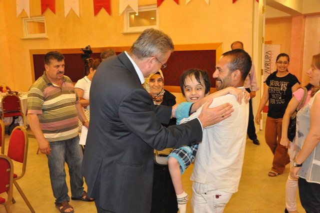 Kara Mahallelerde İftar Verecek