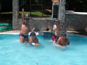 Çocuklar Havuzlardan Çıkmıyor