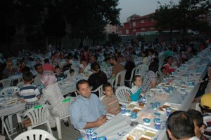 Kuran Kursu Öğrencilerinden Bin Kişilik İftar