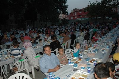 Kuran Kursu Öğrencilerinden Bin Kişilik İftar