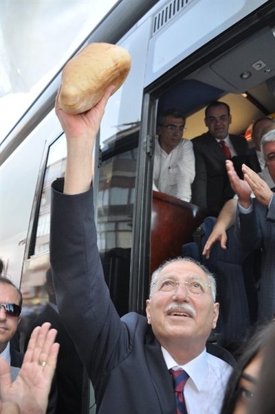 Ekmeleddin İhsanoğlu’na 2 Ekmek