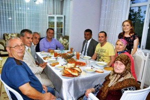 Çeltik Mahallesinden Sezer Ailesi Işıklar’ı Ağırladı