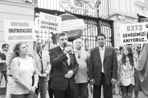 Rumeli Balkan Derneği’nden Konsolosluğa Siyah Çelenk