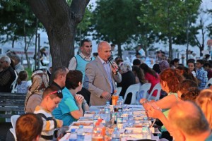 Akgün: Suriyelilere de yardım eli uzatın