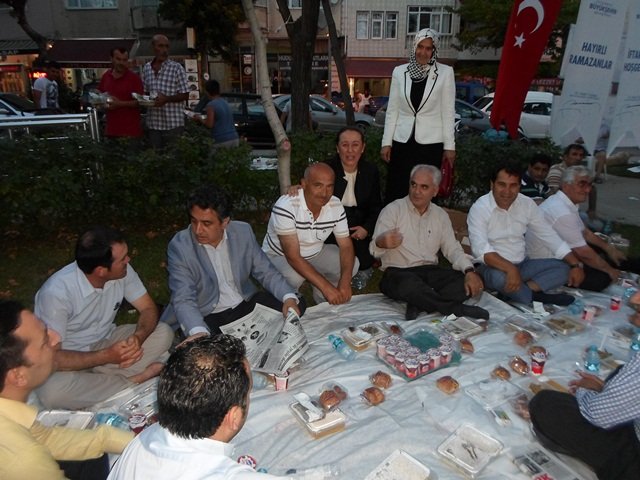 Vatandaş masada siyasetçiler  yer sofrasında