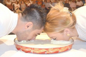 Yoğurt Yeme Yarışında Evlenme Teklifi