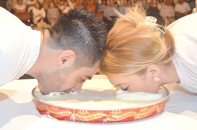 Yoğurt Yeme Yarışında Evlenme Teklifi