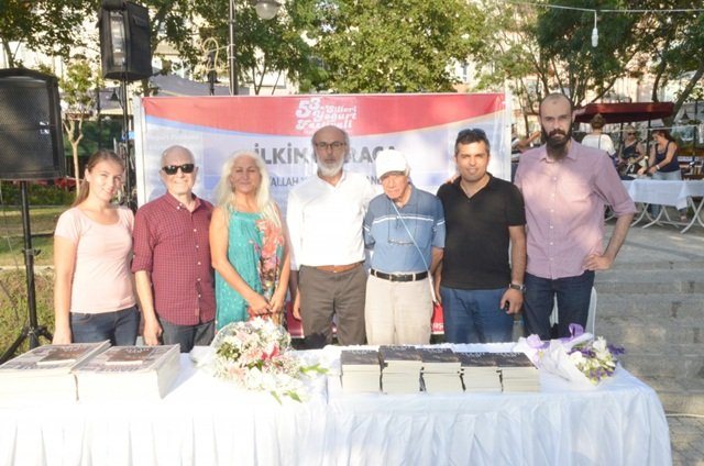 İlkim Karaca Kitabını İmzaladı