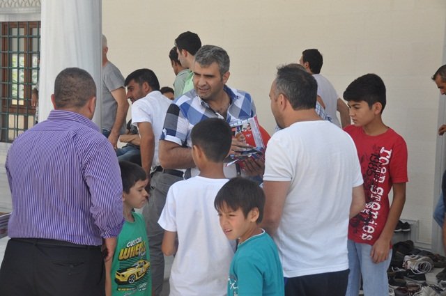 Cami’de Broşür Dağıtıldı