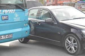 KİPA ÖNÜNDE MADDİ HASARLI KAZA