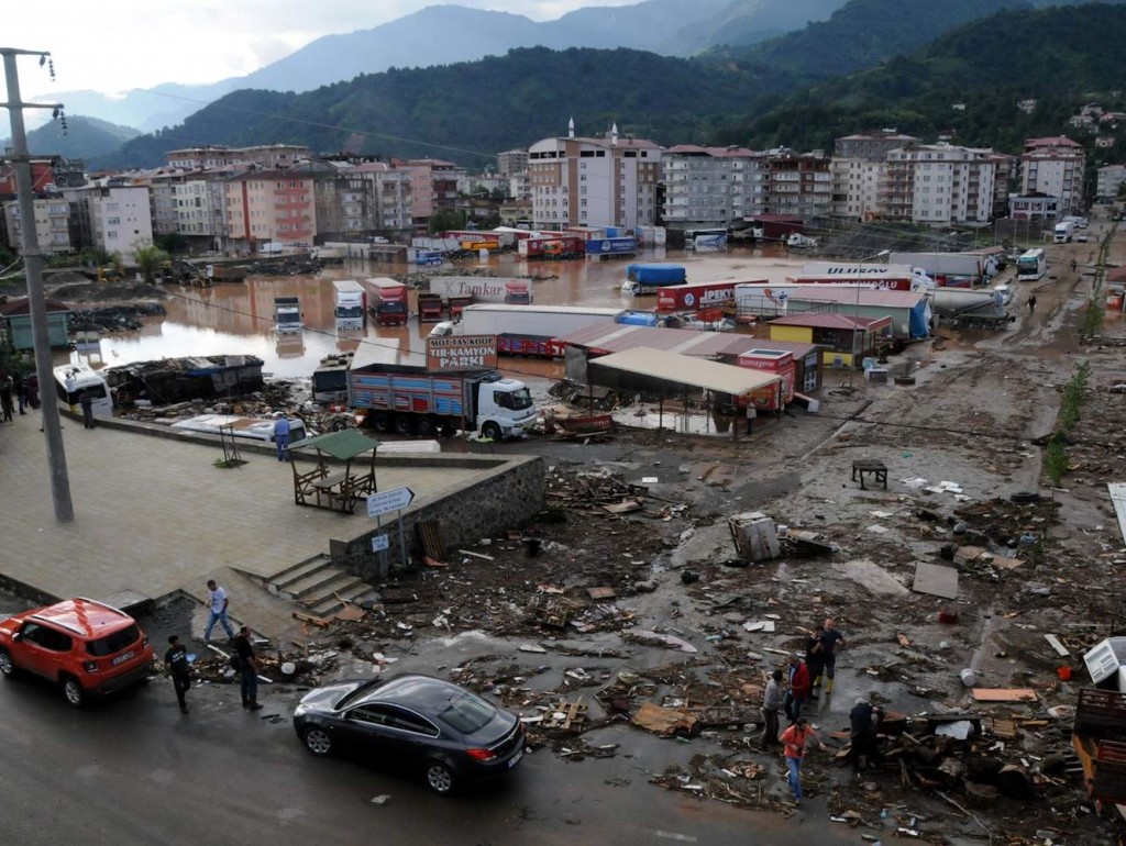 ARTVIN'IN HOPA ILCESINDE MEYDANA GELEN SEL SONRASI VATANDASLAR KENDI IMKANLARIYLA YOL TEMIZLEME CALISMALARINI SURDURUYOR. FOTO: OSMAN SISKO/ARTVIN-DHA