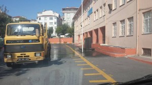Avcılar Belediyesi Okul Bahçelerini Yıkadı