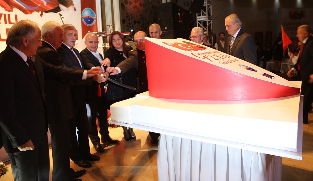 Cumhuriyetimiz Dimdik Ayaktadır ve İlelebet Ayakta Kalacaktır