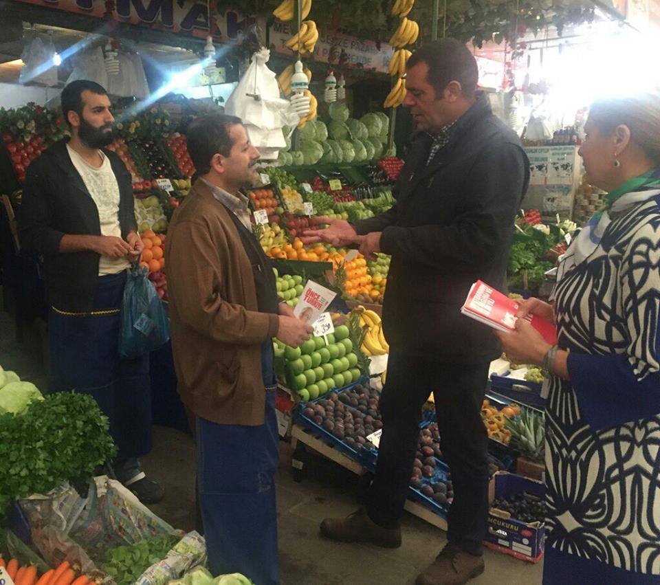 Pazarda, Kahvede, Sokakta Çapan