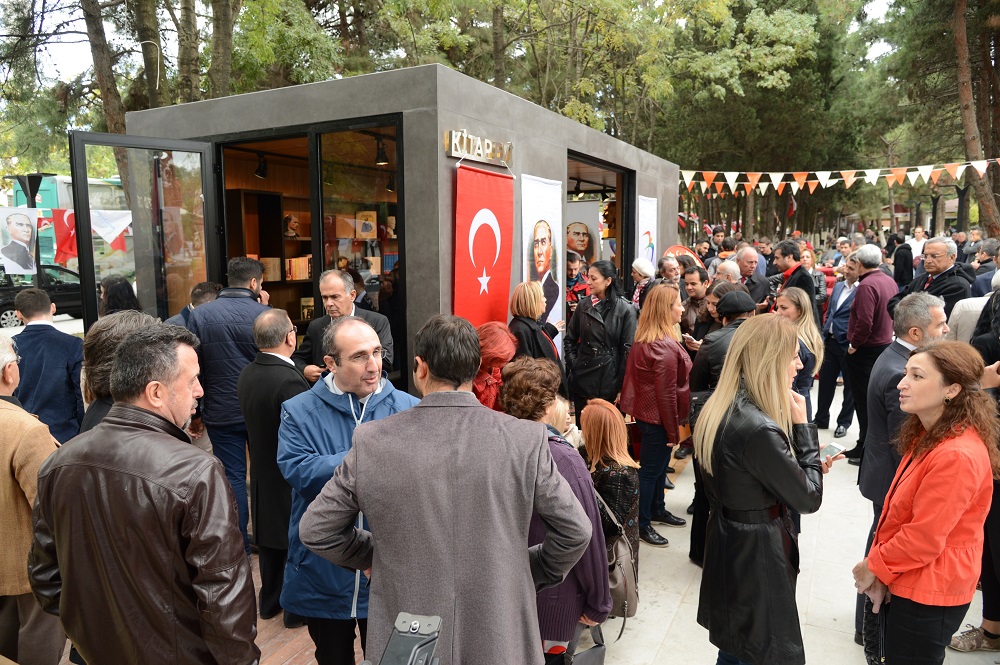Beylikdüzü’nde Atatürk Kütüphanesi Hizmete Açıldı
