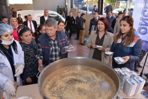 Avcılar Belediyesi’nden Aşure İkramı