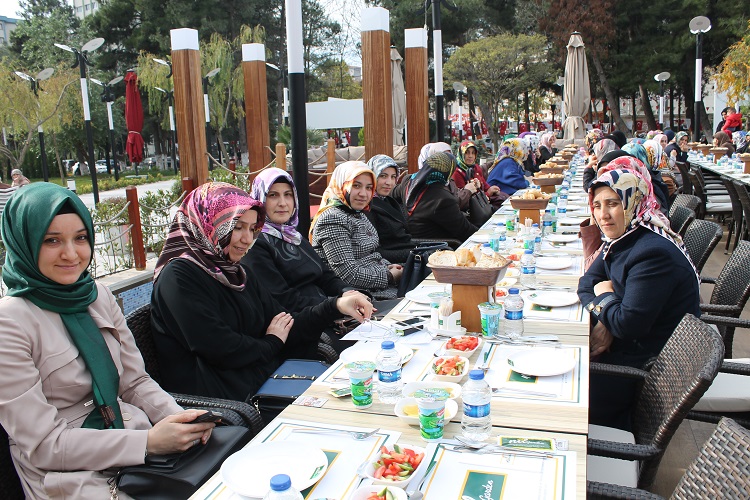 Beylikdüzü Müftüsü’nden Kuran Kursu Hocalarına ve Din Görevlilerine Yemek