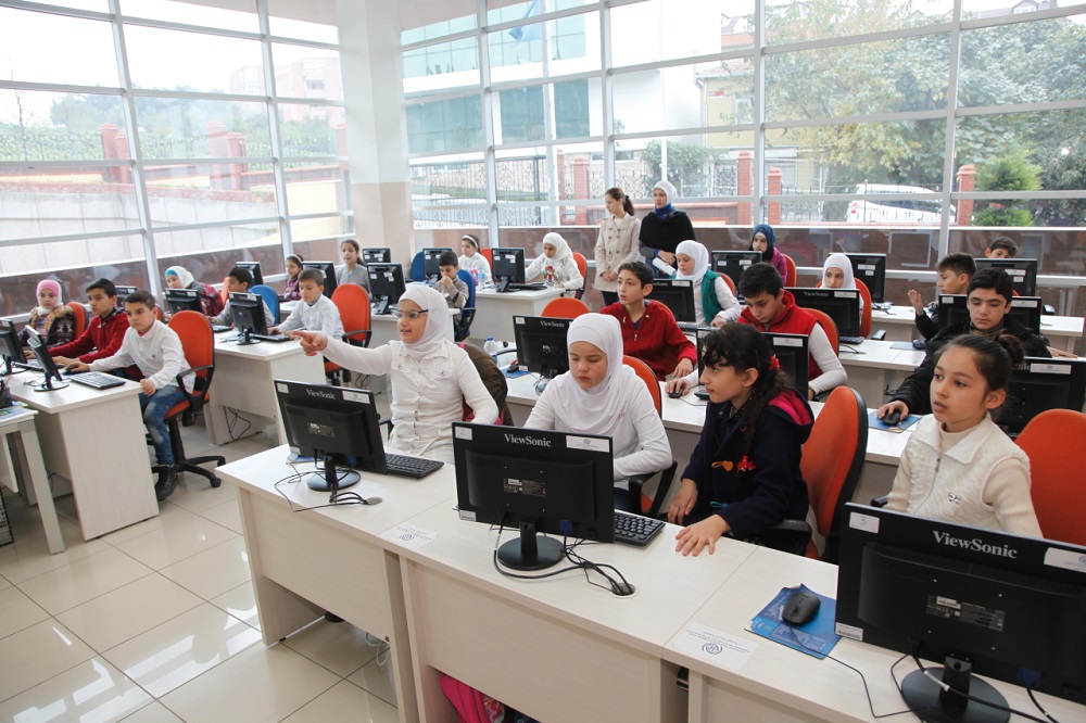 Mültecilere Bilgisayar Kursu