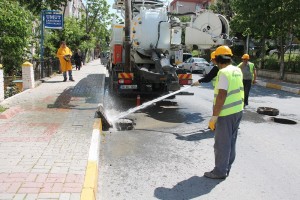 Yağmur Suyu Izgaraları Titizlikle Temizleniyor
