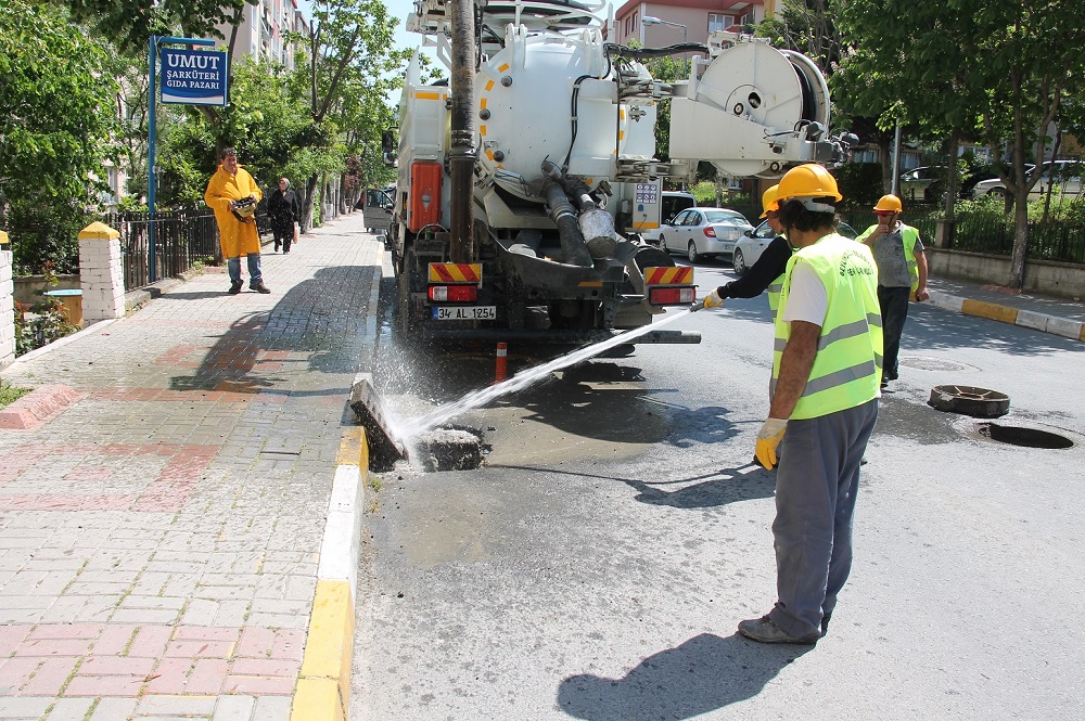 Yağmur Suyu Izgaraları Titizlikle Temizleniyor