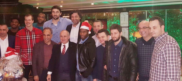 Oyunculara Pankartlı Sevgi Seli